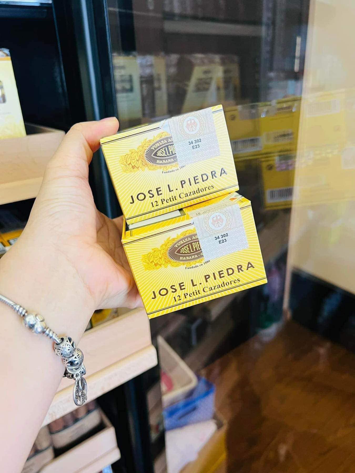 Xì gà Jose L. Piedra Petit Cazadores hộp 12 điếu