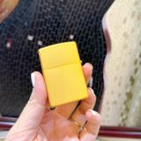 Bật lửa Zippo Rắn vàng ốp nổi made in USA