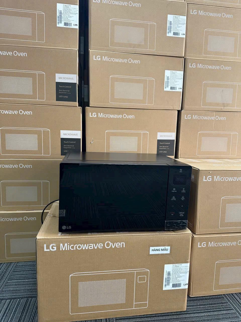 Lò vi sóng LG NeoChef™ 201 màu đen MS2032GAS