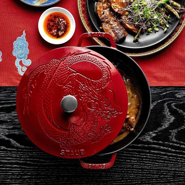 Nồi chảo gang Staub với hoạ tiết Rồng châu Á