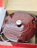 Nồi chảo gang Staub với hoạ tiết Rồng châu Á