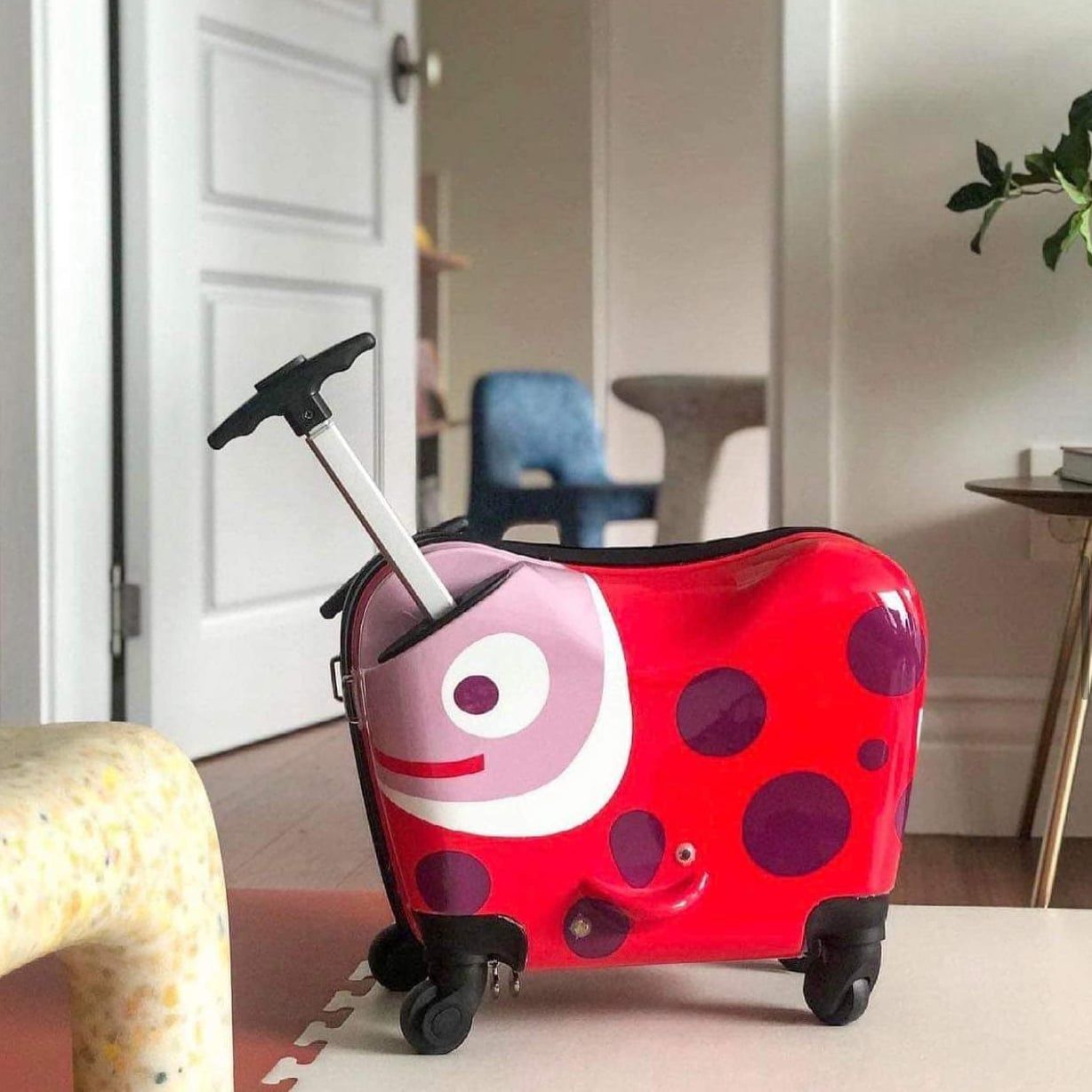 Vali bọ rùa kiêm Xe chòi chân LADYBUG – Gia dụng xách tay Đức
