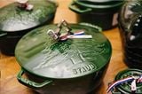 Nồi gang đúc xanh Staub 24cm hình cây thông