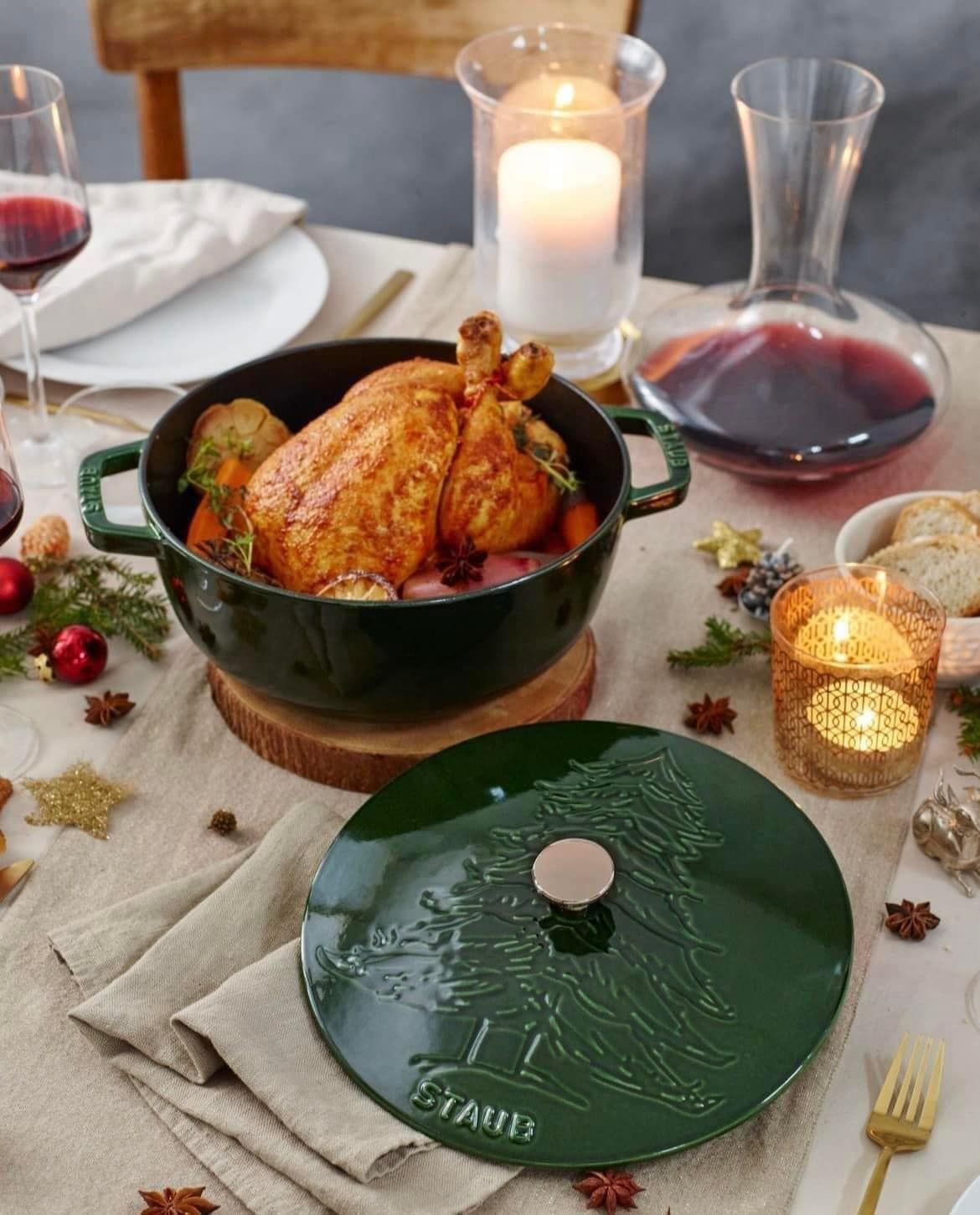 Nồi gang đúc xanh Staub 24cm hình cây thông