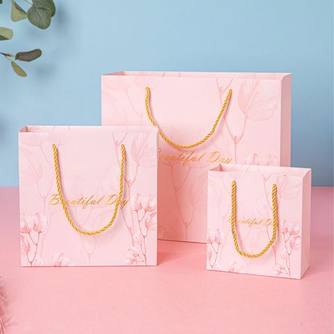  [GIAO HÀNG 7-25 NGÀY] COMBO 100 Túi giấy quai xách họa tiết hoa lá màu hồng,xanh pastel đính kèm ruy băng nơ Q1888 