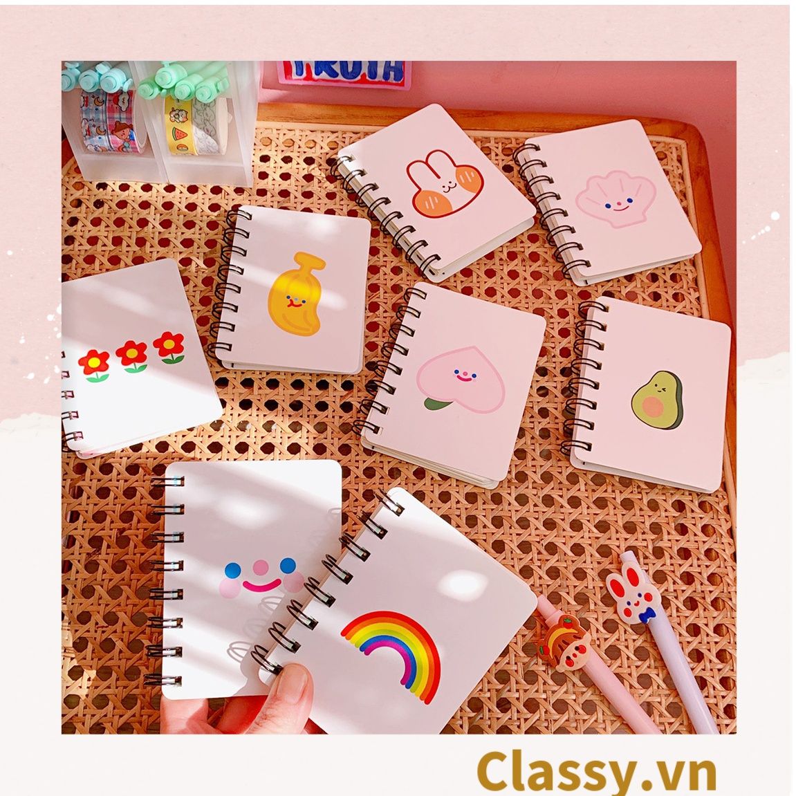  [GIAO HÀNG 7-25 NGÀY] Sổ tay mini lò xo chủ đề báo hồng, kích thước 10.5 X 8.5 CM PK634 
