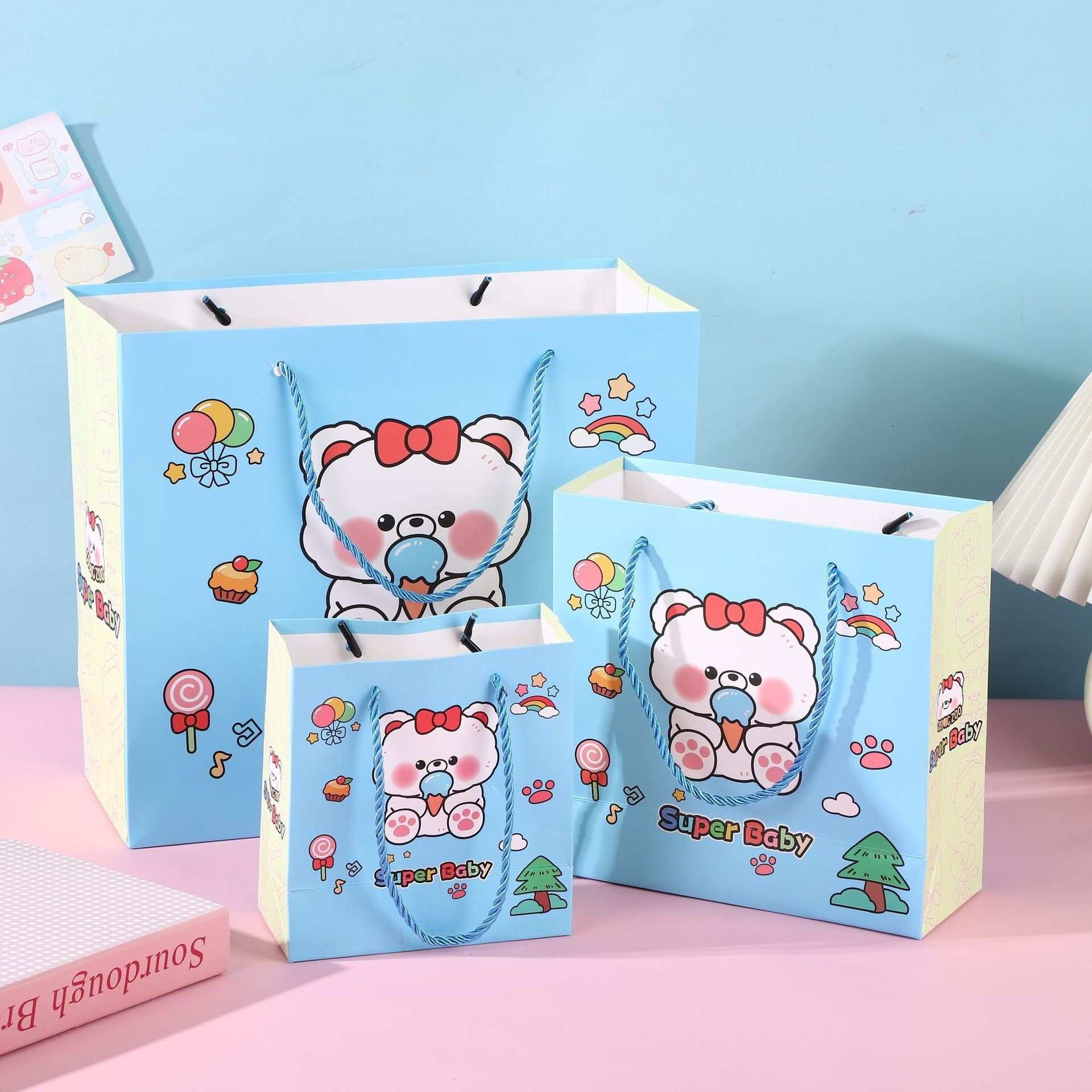  [GIAO HÀNG 7-25 NGÀY] COMBO 100 Túi giấy quai xách họa tiết hoa lá màu hồng,xanh pastel đính kèm ruy băng nơ Q1888 