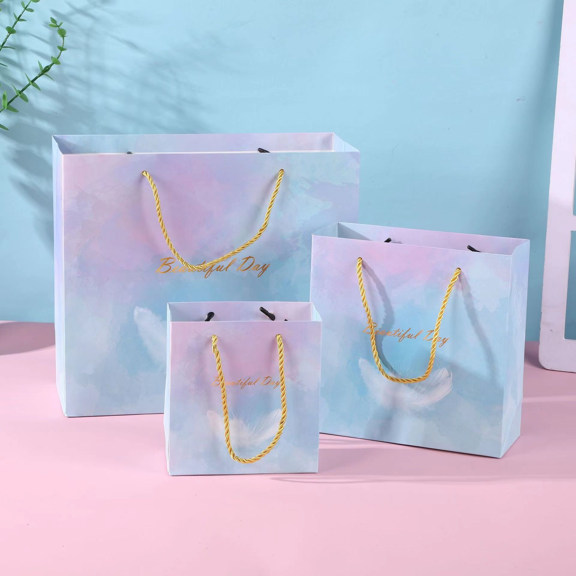  [GIAO HÀNG 7-25 NGÀY] COMBO 100 Túi giấy quai xách họa tiết hoa lá màu hồng,xanh pastel đính kèm ruy băng nơ Q1888 
