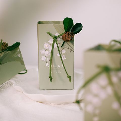  Túi quà tặng tự gấp đính kèm Hoa, đựng kẹo cưới, quà cảm ơn phong cách châu âu, nhiều màu sắc cho bạn lựa chọn Q1892 