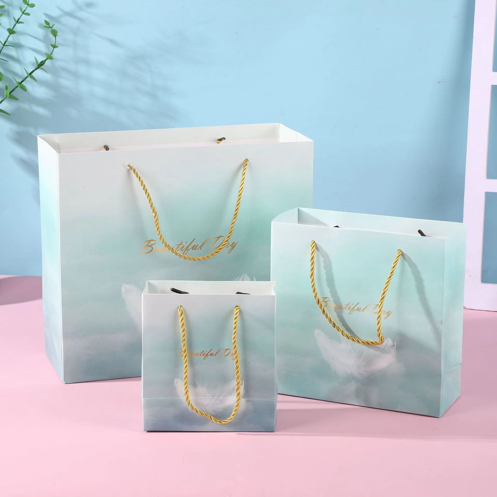  [GIAO HÀNG 7-25 NGÀY] COMBO 100 Túi giấy quai xách họa tiết hoa lá màu hồng,xanh pastel đính kèm ruy băng nơ Q1888 