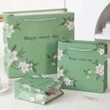  [GIAO HÀNG 7-25 NGÀY] COMBO 100 Túi giấy quai xách họa tiết hoa lá màu hồng,xanh pastel đính kèm ruy băng nơ Q1888 