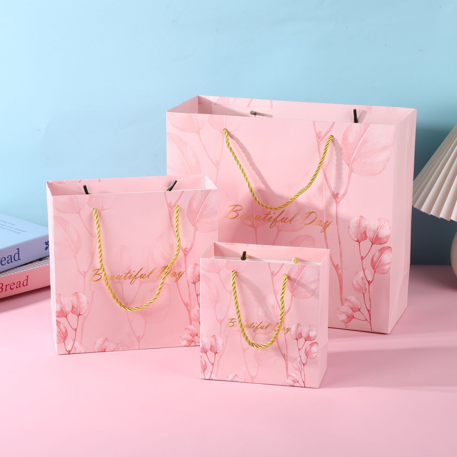  [GIAO HÀNG 7-25 NGÀY] COMBO 100 Túi giấy quai xách họa tiết hoa lá màu hồng,xanh pastel đính kèm ruy băng nơ Q1888 