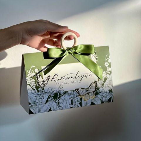  [GIAO HÀNG 7-25 NGÀY] COMBO 20 TÚI Q756 Kích thước 22*7.5*14 CM - Hộp giấy đựng quà tặng hình chữ nhật, họa tiết tối giản, có gắn quai cầm hình tròn và ruy băng 