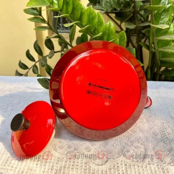 Ấm đun nước Le Creuset Zen Cerise 1.5L chất liệu tráng men tuyệt đẹp, nấu nước sôi nhanh chóng.