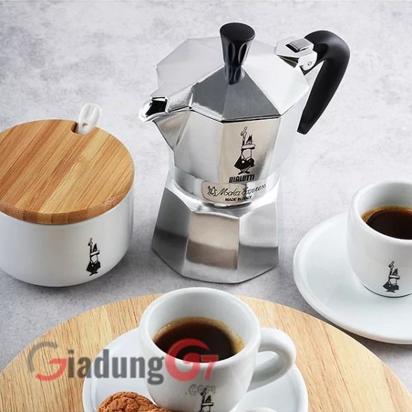 Sản phẩm trí tuệ của Alfonso Bialetti, trong gần một trăm năm lịch sử, Bialetti Moka đã giành được một vị trí trong trái tim và căn bếp của tất cả người Ý chứ không chỉ riêng.