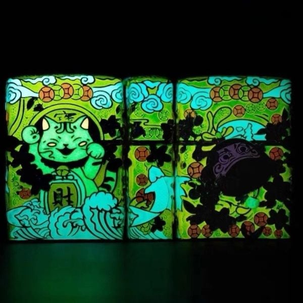 Bật lửa Zippo Mèo Thần Tài Phát Sáng - Made in USA