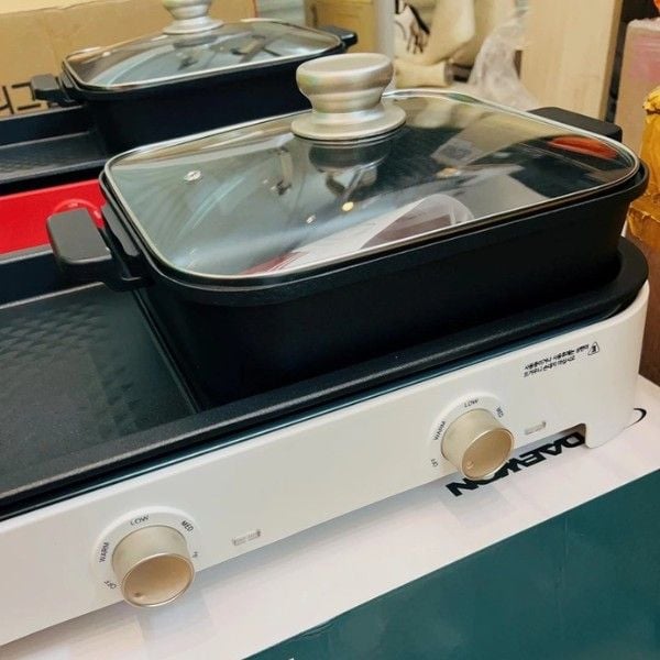 Bếp lẩu nướng Daewon MG2200 có Núm điều khiển vặn tiện dụng, tránh bị gãy khi di chuyển so với các loại bếp gạt cần điều khiển