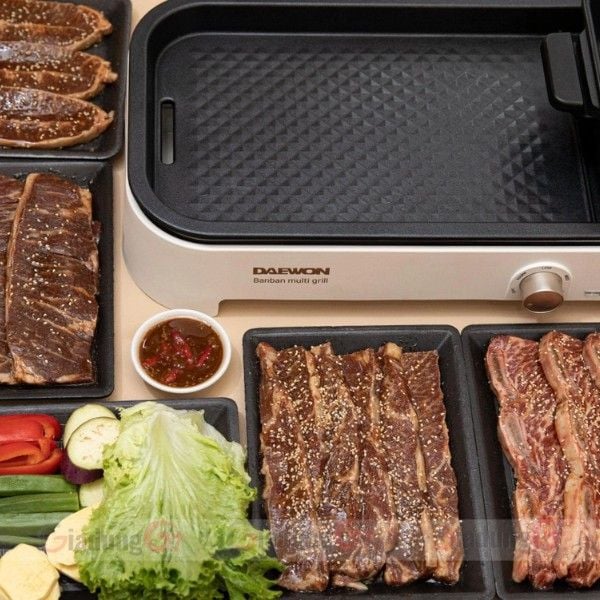 Bếp lẩu nướng Daewon MG2200 có thể điều chỉnh nhiệt độ của chảo nướng hoặc lẩu chỉ với một nút xoay sẽ thuận tiện và nhanh chóng hơn rất nhiều so với nút bấm thông thường
