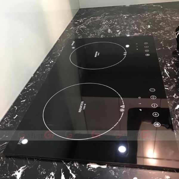 Bếp từ đôi Steba IK300 được thiết kế với 2 mặt bếp cảm ứng từ rộng 24cm, sử dụng mặt kính Schott ceran - chịu nhiệt và tản nhiệt nhanh