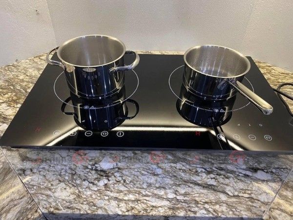 Bếp từ đôi Steba IK300 sử dụng mặt kính Schott ceran chịu lực - chịu nhiệt và tản nhiệt nhanh. Bếp được thiết kế với 2 mặt bếp cảm ứng từ rộng 24 cm.
