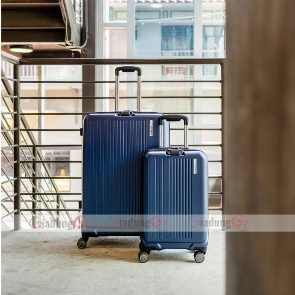 Bộ 2 Vali Samsonite Amplitude 2 màu xanh bên sàn cầu thang