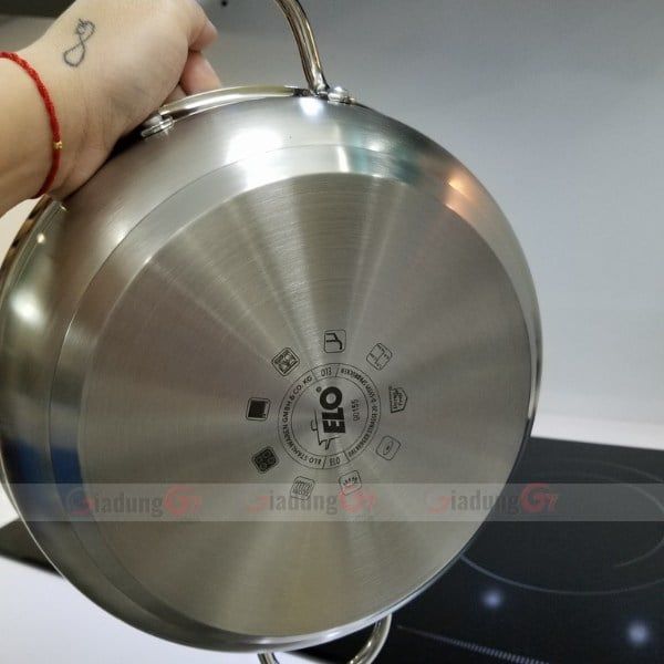 Đáy chảo tỏa nhiệt đều của Bộ nồi chảo Elo Smaragd 5 món