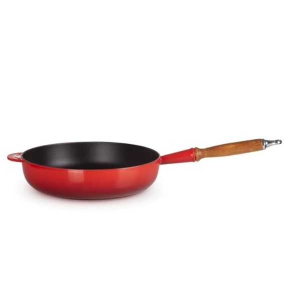 Chảo Le Creuset 28cm màu đỏ anh đào có tay cầm bằng gỗ chất liệu gang