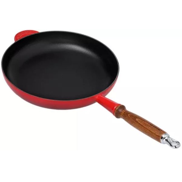 Chảo Le Creuset 28cm màu đỏ anh đào có tay cầm bằng gỗ chất liệu gang