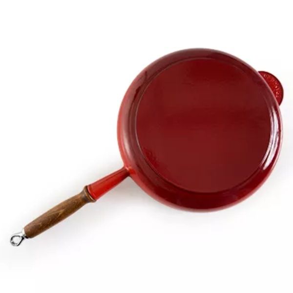 Chảo Le Creuset 28cm màu đỏ anh đào có tay cầm bằng gỗ chất liệu gang
