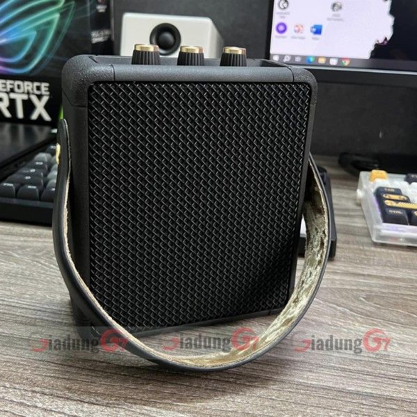 Ngoài phát nhạc không dây Bluetooth Marshall cũng hỗ trợ thêm kết nối bằng dây qua cổng AUX