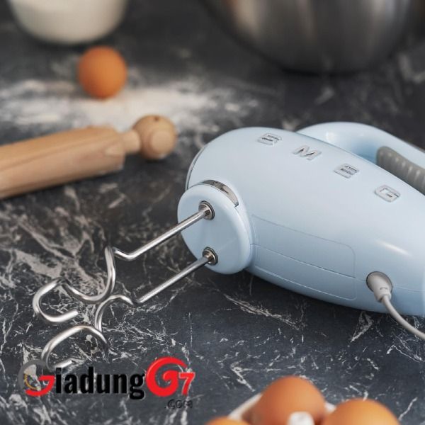 Máy đánh trứng trộn bột cầm tay Smeg HMF01 giúp bạn có những món bánh ngon miệng