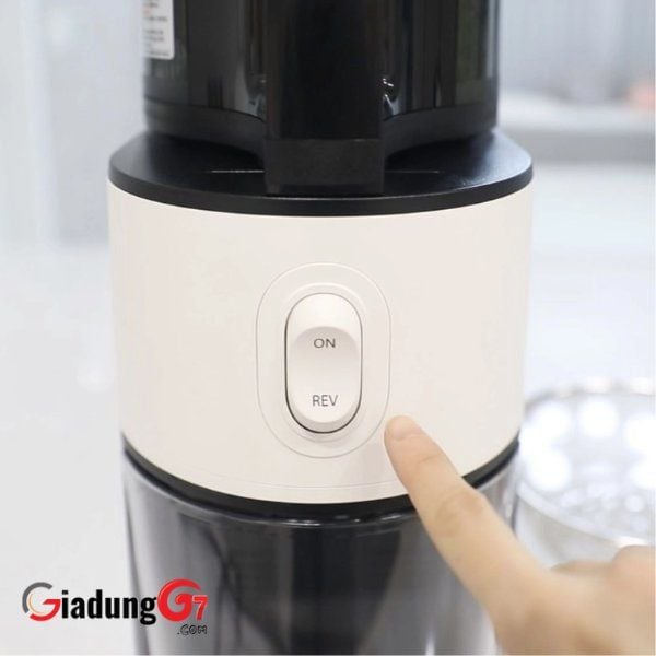 Mỏng hơn và nhẹ hơn nhưng với tất cả các tính năng. Máy ép chậm Hurom H400 được tạo ra không chỉ để ép trái cây. Nước trái cây, sinh tố, sữa hạt và thậm chí cả kem một cách thoải mái.