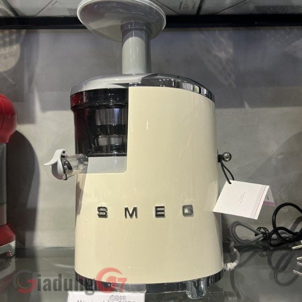 Máy ép chậm Smeg SJF01 với màu kem sang trọng, nhẹ nhàng