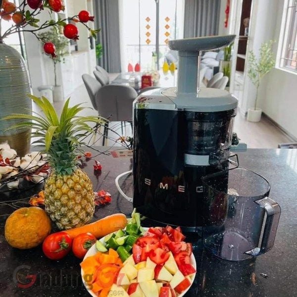 Máy ép chậm Smeg SJF01 có màu đen sạch sẽ, sang trọng