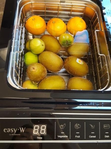 Máy làm sạch thực phẩm Easy W sử dụng sóng âm giúp làm sạch bụi bẩn, các chất bảo vệ thực vật trong trái cây