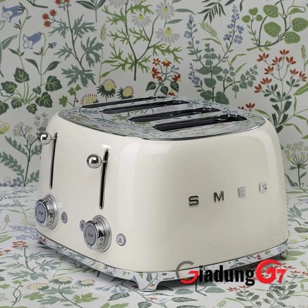 Máy nướng bánh mì Smeg TSF03CREU màu kem với 4 khe nướng rộng