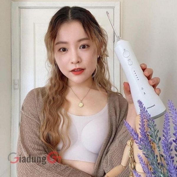 Máy tăm nước Panasonic EW1513 thiết kế chuyên biệt dành cho người niềng răng chỉnh nha, giúp vệ sinh răng miệng sạch sẽ với 5 mức áp lực tia nước
