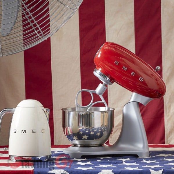 Máy trộn bột Smeg SMF02RDEU là Trợ lý nhà bếp đáng tin cậy, mạnh mẽ và hiệu quả
