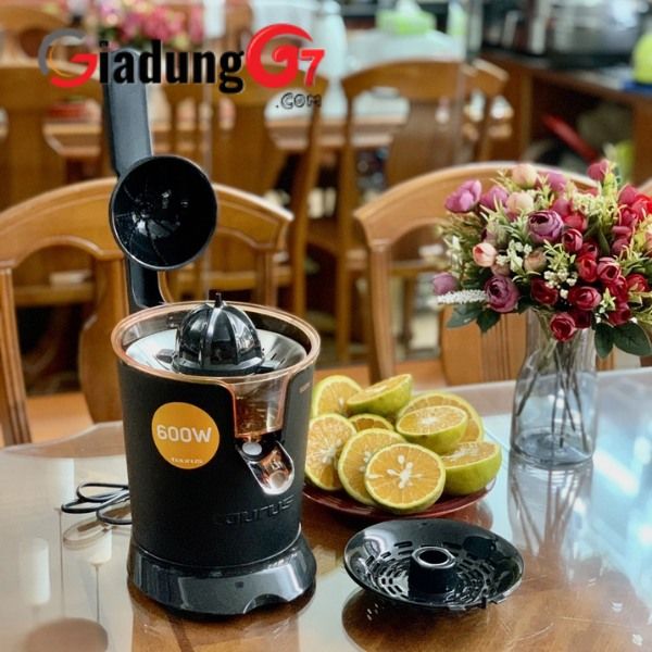 Máy vắt cam Taurus SQ600x Easy Press công suất 600W gồm một bộ lọc bằng thép không gỉ và 2 hình nón