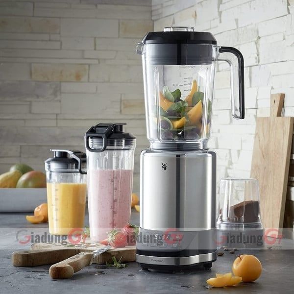 Máy xay đa năng WMF Kult Pro Multifunktionsmixer có những phụ kiện đa dạng đi kèm: 2 bình đựng sinh tố với dung tích 0,5l và 0,7l cùng với 1 hộp đựng thực phẩm có nắp dung tích 0,3l.