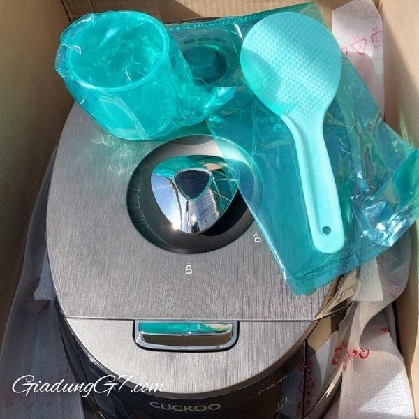 Nồi cơm điện cao tần Cuckoo CRP FHS0610FD 1.08L màu đen