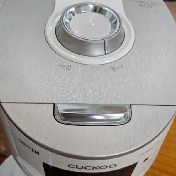 Nồi cơm điện cao tần Cuckoo CRP FHTAS1010FW 1.8L ruột inox