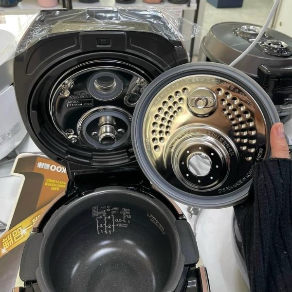 Nồi cơm điện cao tần Cuckoo JHR0660FBM 1,08L màu vàng đồng