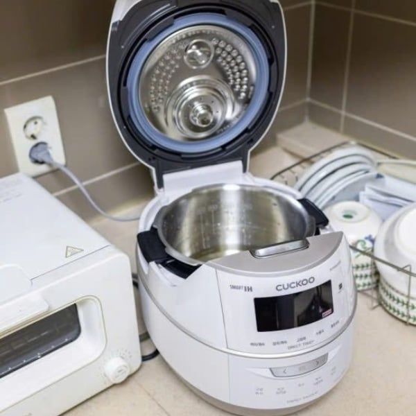 Nồi cơm điện cao tần áp suất kép Cuckoo FHTAS0610FW 1.08L trắng