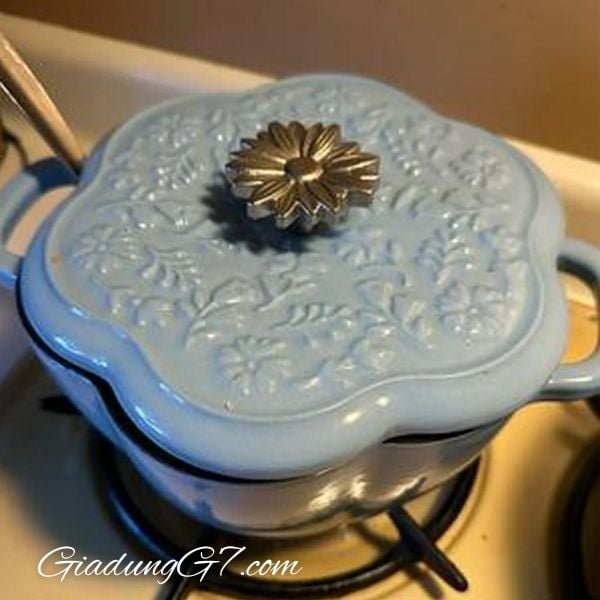 Nồi gang The Pioneer Woman Floral 1.89l hình cánh hoa tráng men