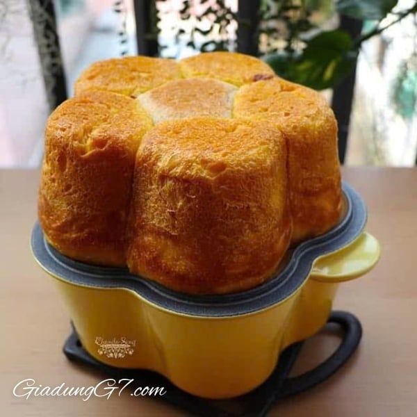 Nồi gang Le Creuset Honey hình hoa 20cm