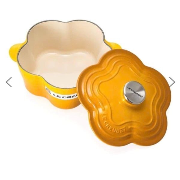 Nồi gang Le Creuset Honey hình hoa 20cm