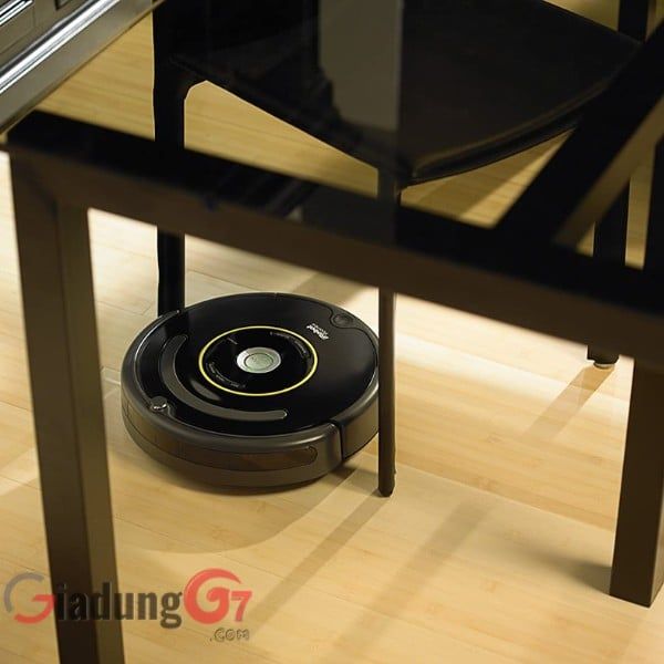Robot hút bụi iRobot Roomba 650 Serie 6 có Hệ thống làm sạch 3 giai đoạn bao gồm việc đánh tan bụi, chải và hút bụi trên sàn nhà.