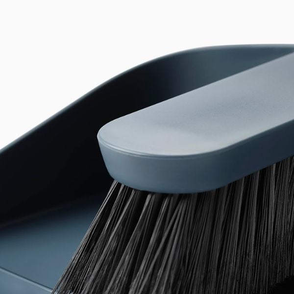 Set chổi và hót rác gắn tường Joseph Joseph 65001 CleanStore