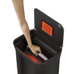  Thùng rác thông minh Joseph Joseph 30L (90L) Titan 30146 Đen carbon 